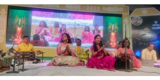 तुम तो ठहरे परदेशी साथ क्या निभाओगे... गाकर मैथिली ठाकुर ने बांधा समां